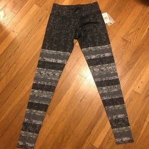 Onzie Black Gray White Leggings | XS